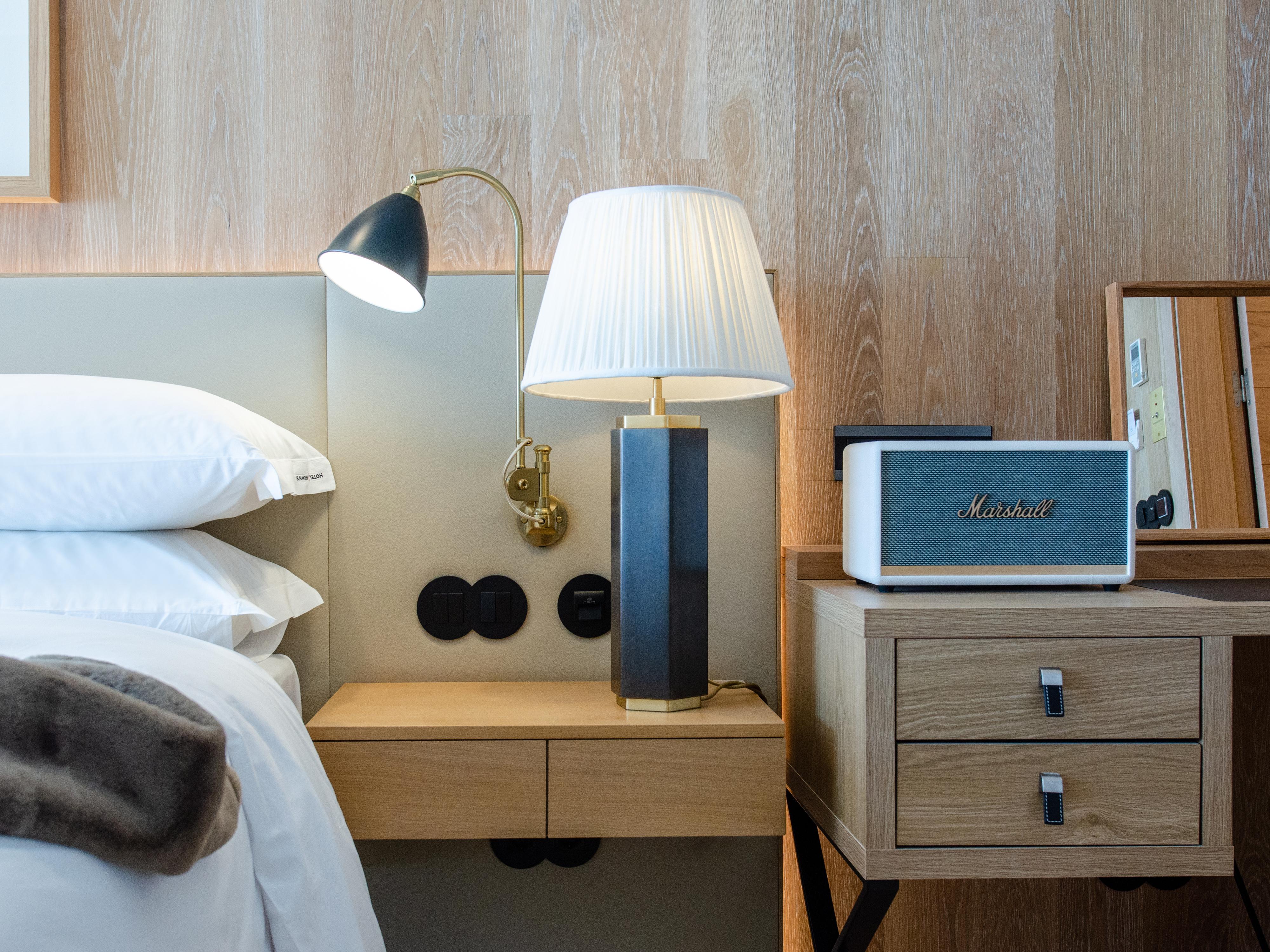 Browns Avenue Hotel Lisboa المظهر الخارجي الصورة A bedside table