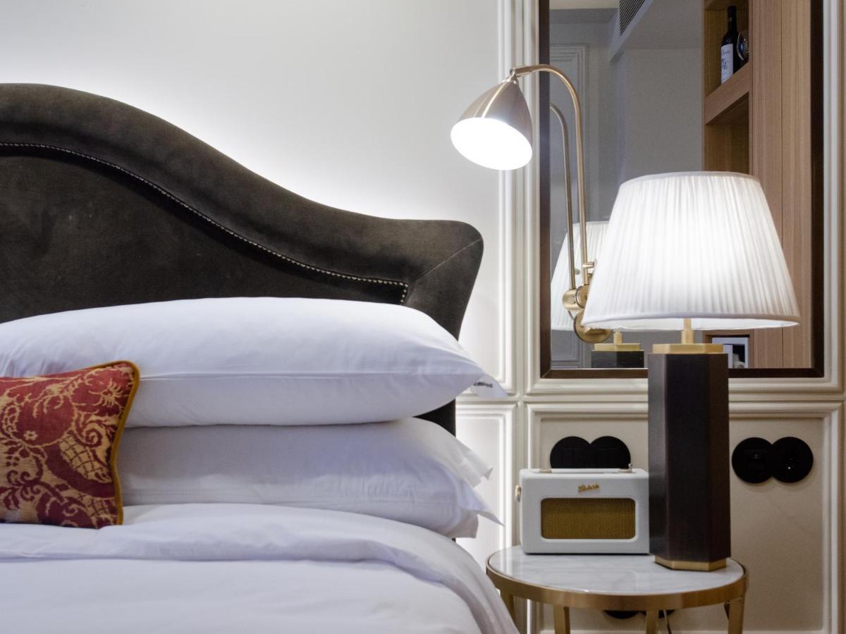 Browns Avenue Hotel Lisboa المظهر الخارجي الصورة A lamp on a bedside table