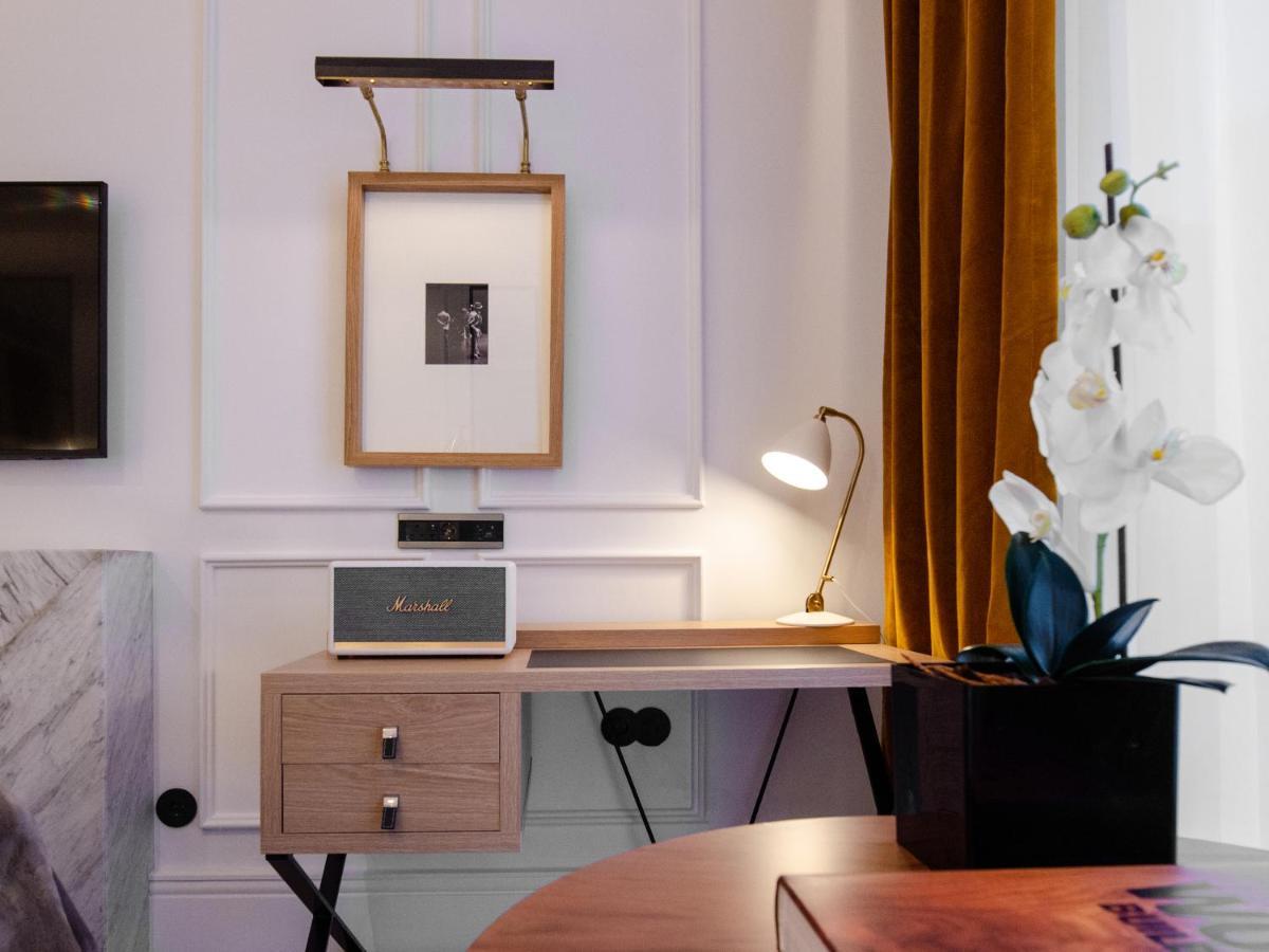 Browns Avenue Hotel Lisboa المظهر الخارجي الصورة A wall-mounted picture light