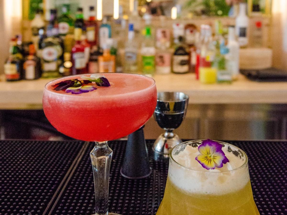 Browns Avenue Hotel Lisboa المظهر الخارجي الصورة A French 75 (right) and a Clover Club (left)