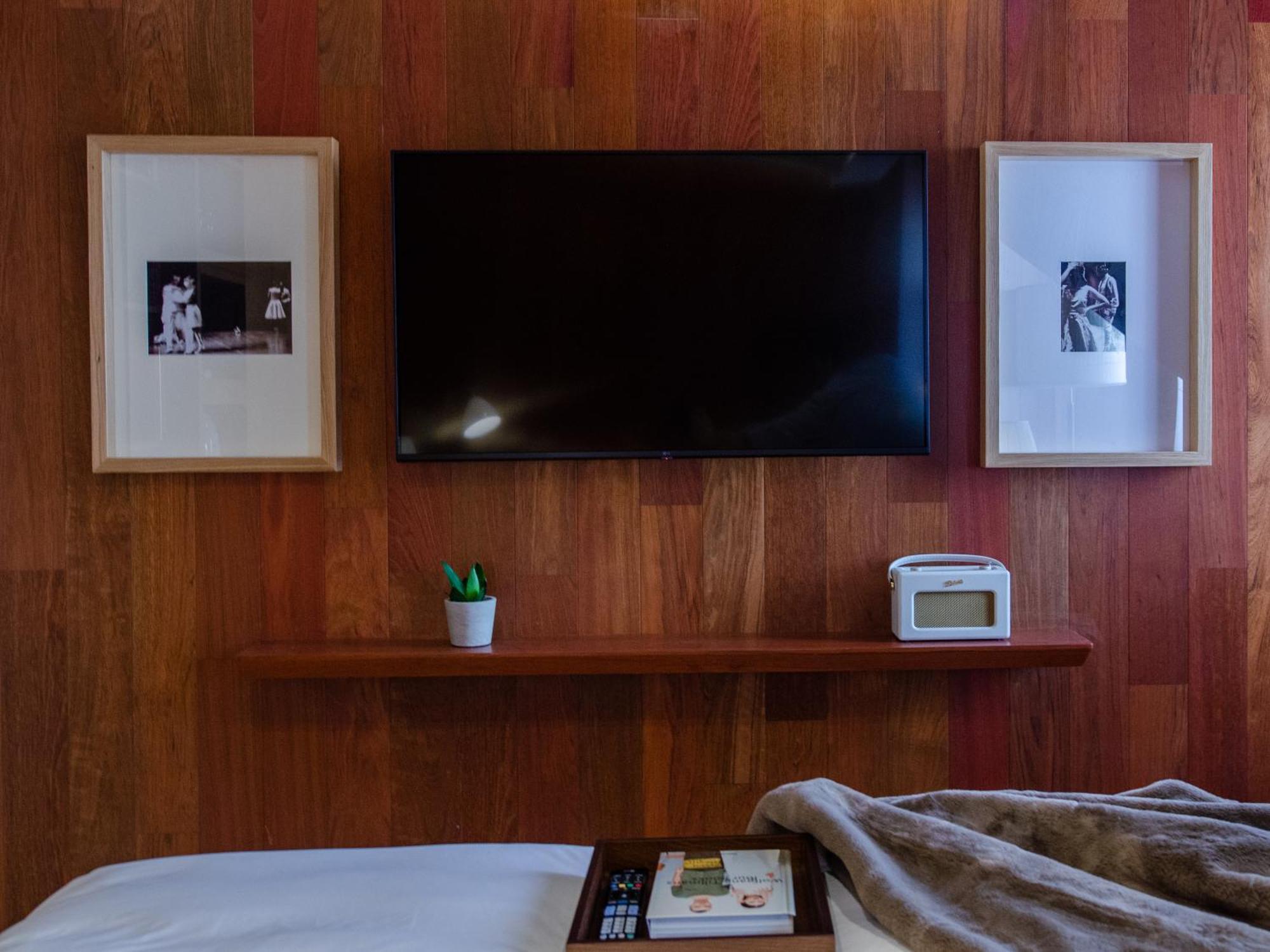 Browns Avenue Hotel Lisboa الغرفة الصورة A television set mounted on a wall